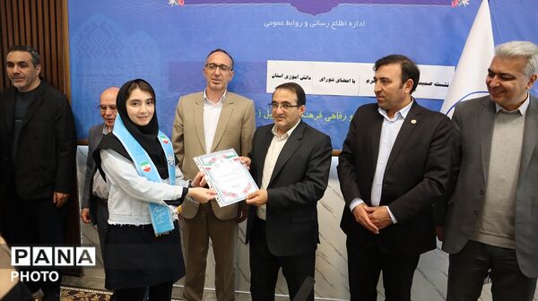 نشست صمیمی اعضای تشکل های دانش آموزی با مدیرکل آموزش وپرورش استان اردبیل