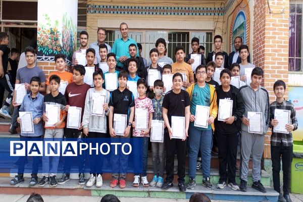 تقدیر از دانش‌آموزان برتر دبیرستان شاهد سردار شهید قاجاریان 