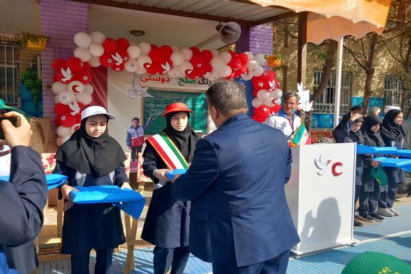 زنگ صلح  و دوستی در دومین روز از سال تحصیلی در مدرسه شاهد ائمه اطهار پاکدشت نواخته شد 