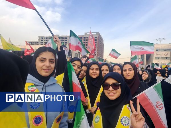 حضور دانش آموزان دبیرستان علی افشارنژاد در گردهمایی میدان شهدا و گلبانک انقلاب