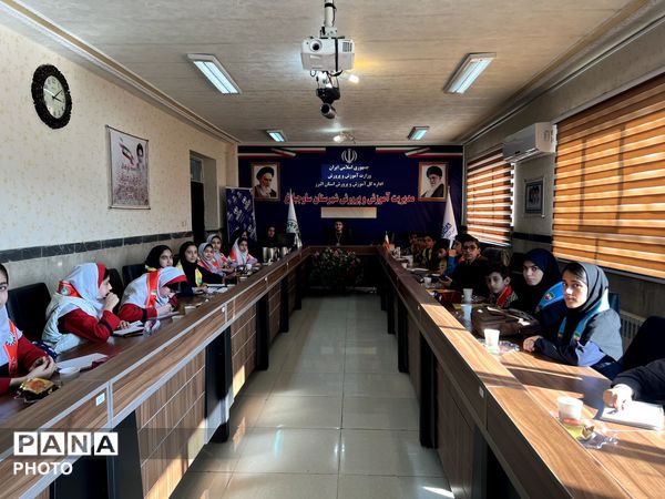 اولین جلسه آموزش خبرنگاری برای دانش‌آموزان پانا در هشتگرد 