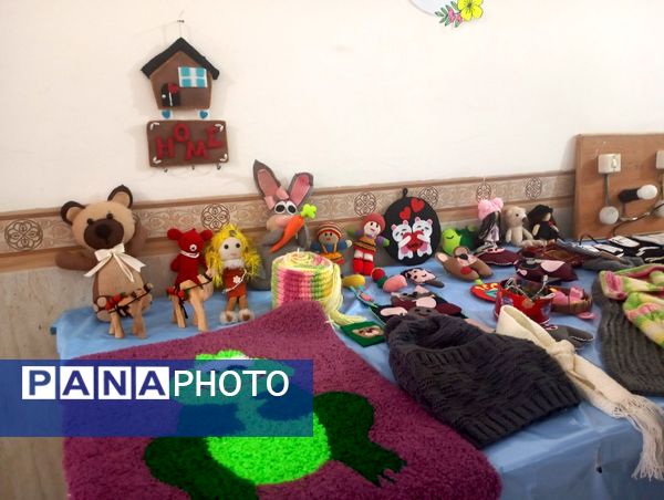 نمایشگاه هفته ماها در مدرسه فضیلت فاروج