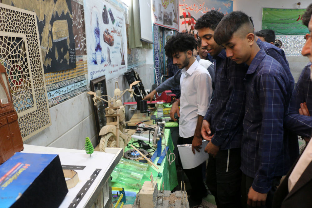 تجلیل از برترین‌های جشنواره پروژه خلاقیت در هنرستان ثامن الائمه قم