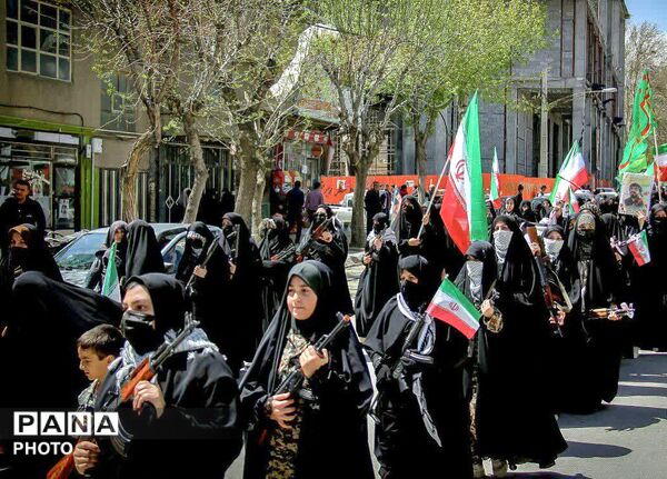  اوج اقتدار دختران ایران در گرامیداشت مادران و شهدای دانش‌آموز