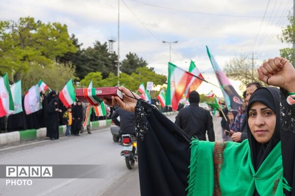 تشکیل زنجیره انسانی اطراف نیروگاه حرارتی برق مشهد