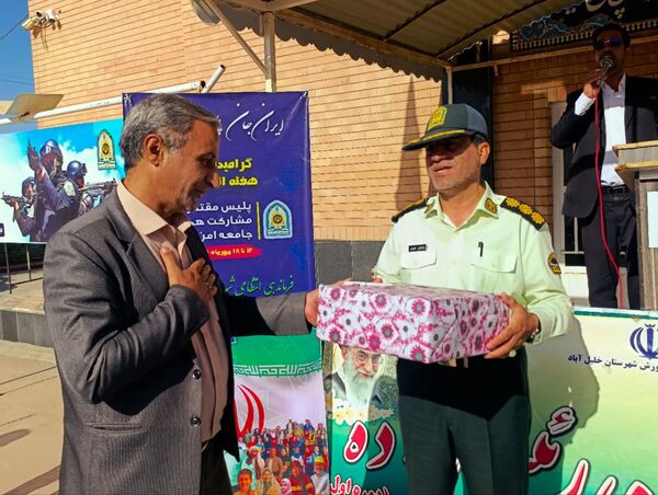 تقدیر مدیر دبیرستان رئیس زاده از پرسنل نیروی انتظامی خلیل آباد
