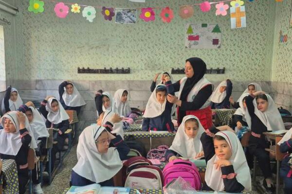 حضور نیروهای هلال احمر در دبستان هدی۱ به مناسبت هفته پدافند غیرعامل