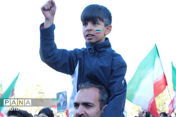  نوجوانان در صف نخست اجتماع مردمی چهلم رهبر شهید