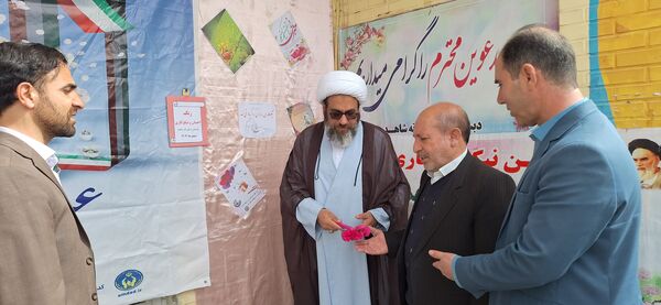زنگ جشن نیکوکاری با شعار «عیدی برای همه» در دبستان دخترانه شاهد کوهدشت 