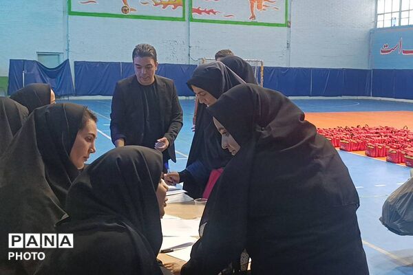 ادامه روند توزیع تجهیزات ورزشی و بهداشتی مدارس دولتی ورامین در سالن شهید رجایی