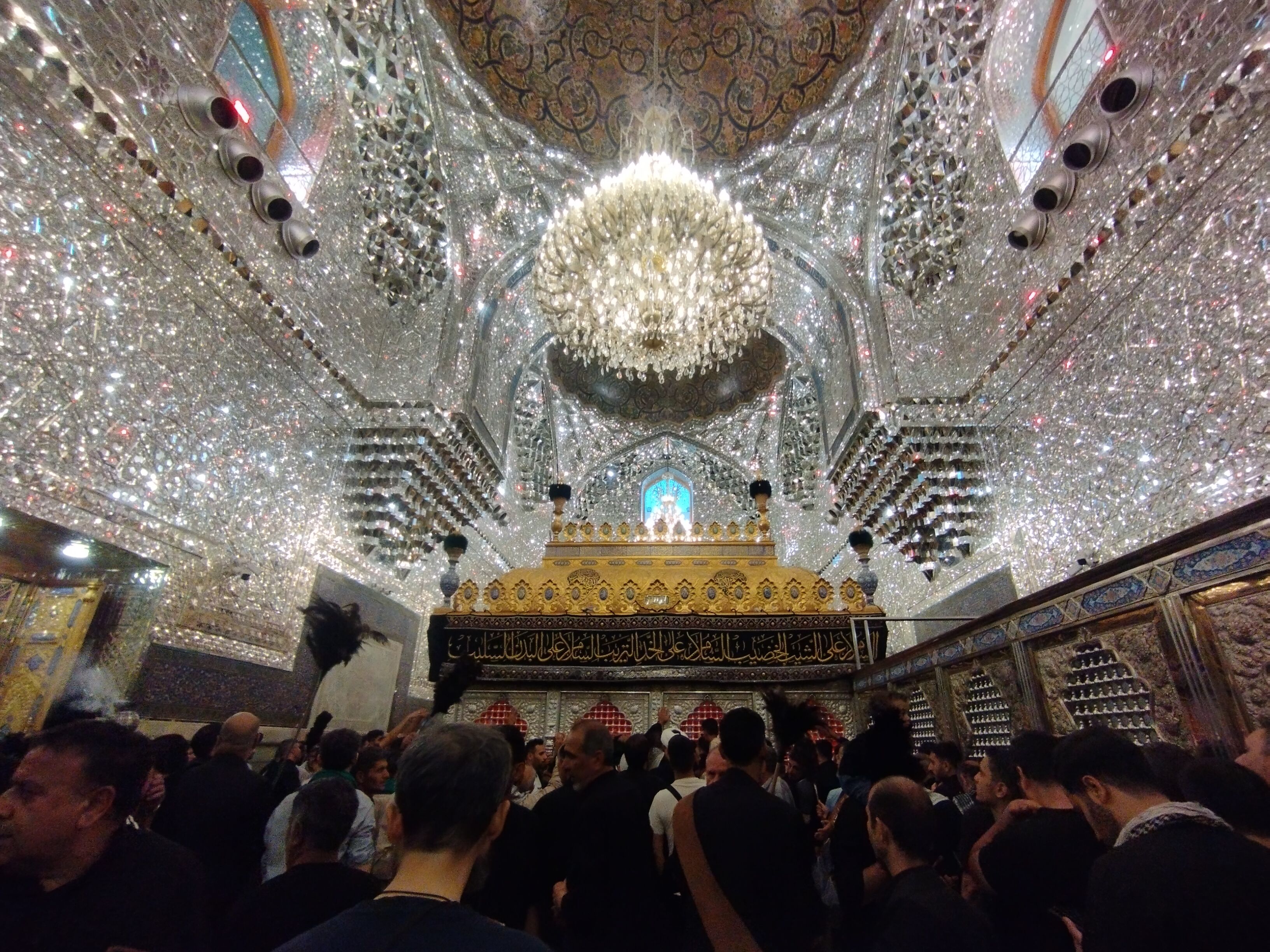 سلام زائران اربعین به باب‌الحوائج(ع) در حرم نورانی امامین کاظمین