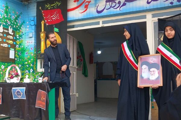 سوگواری فرهنگیان و دانش‌آموزان شهرستان قرچک در مدرسهٔ متوسطه اول بنیاد پانزده خرداد 