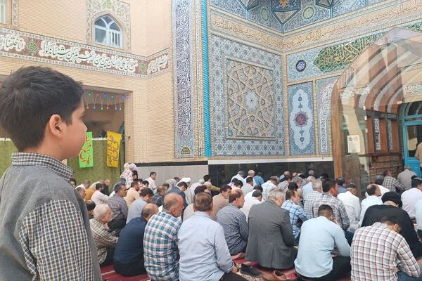 حضور پرشور دانش‌آموزان و فرهنگیان در نماز جمعه این هفته شهرستان ورامین