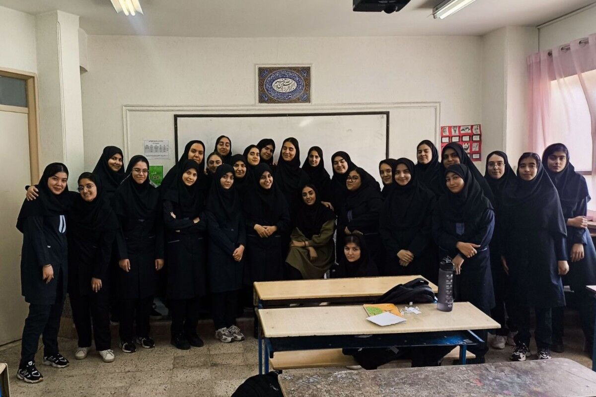 عکس یادگاری کلاس یازدهم انسانی دبیرستان نمونه‌دولتی الغدیر 