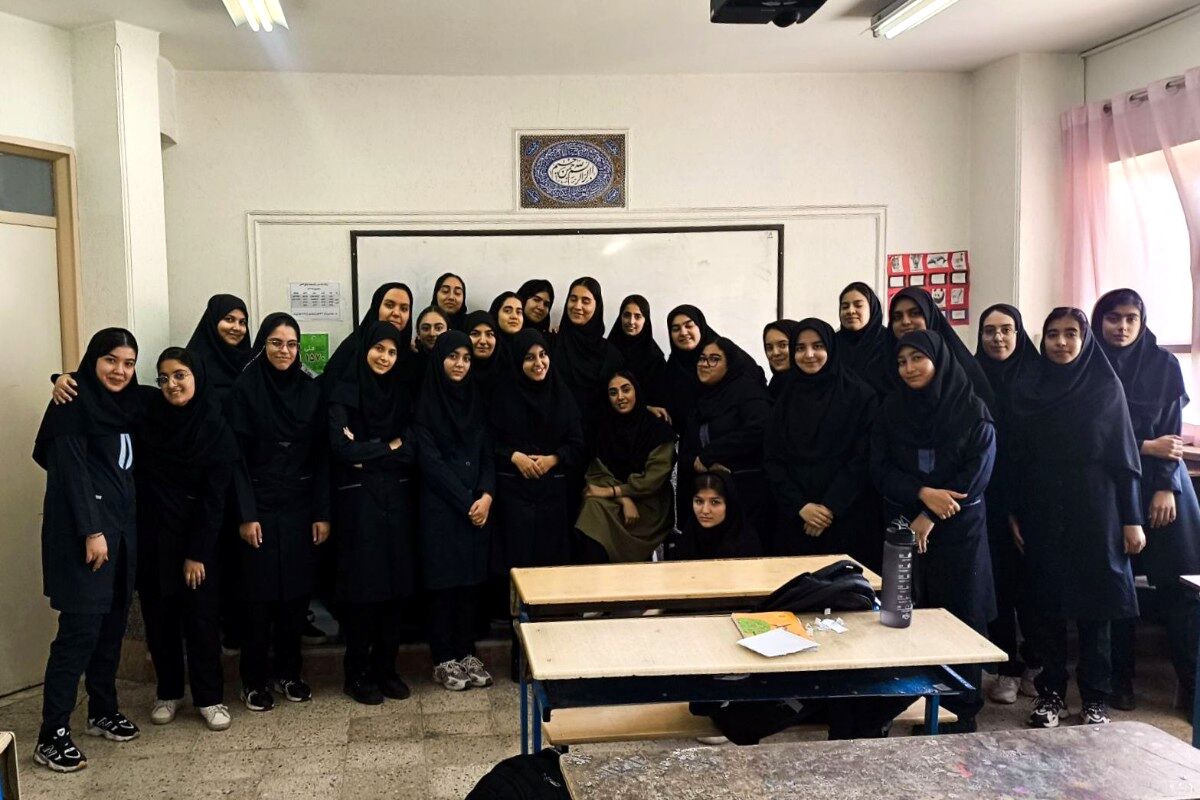 عکس یادگاری کلاس یازدهم انسانی دبیرستان نمونه‌دولتی الغدیر 