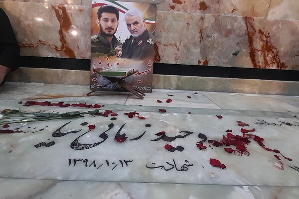 در آغوش زمین، شهیدانی آرمیده‌اند که با جوهر خون، سند حق و حقیقت را امضا کردند