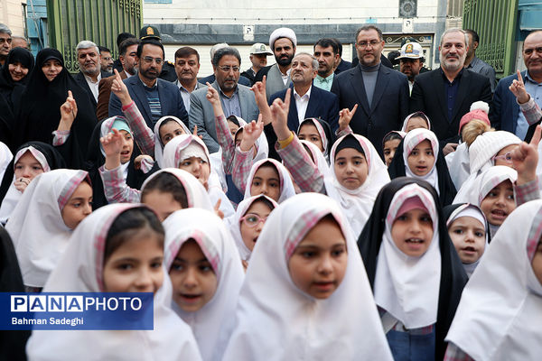 آیین تجهیز ۴۰۰۰ کتابخانه کلاسی با حضور وزیر آموزش و پرورش