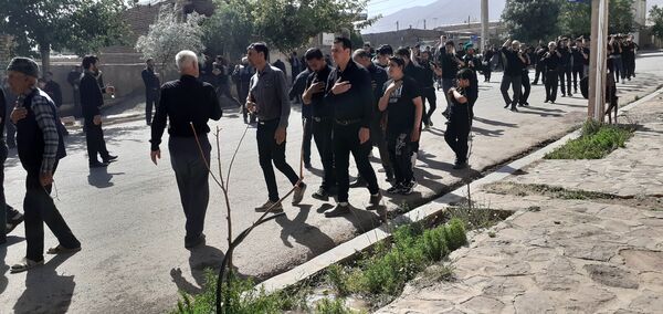 تجلی عشق به اباعبدالله در روستای سربالا؛ مراسم تاسوعا با مداحی و سینه زنی