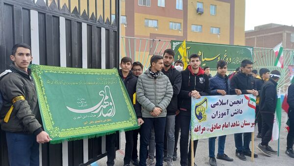 وداع دانش‌آموزان مراغه با شهید گمنام