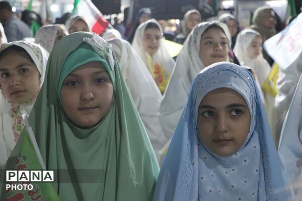 لبخند معنویت در کنار چادر پاکی