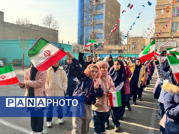 نواختن زنگ انقلاب در دبستان‌المهدی ناحیه 2 کرج 