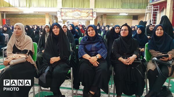جشن ستارگان و تجلیل از شاگردان برتر آموزشی و فرهنگی دبیرستان شاهد بحرینیان ناحیه۴ 