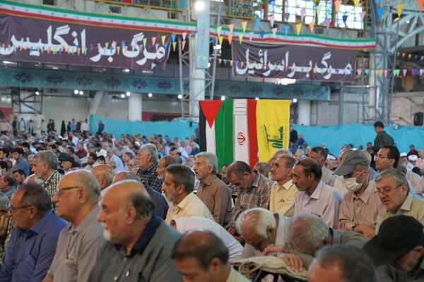 حضور پرشور دانش‌آموزان عضو سازمان دانش‌آموزی در نمازجمعه اصفهان