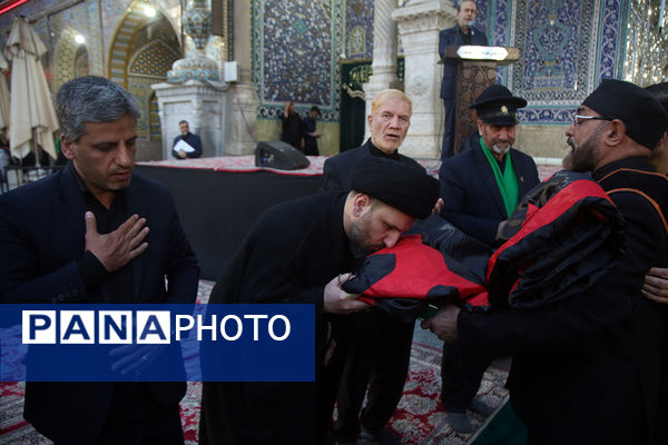 اهتزاز پرچم عزای سیدالشهدا(ع) بر فراز گنبد حرم حضرت معصومه(س)