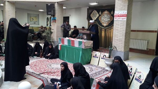 دانش‌آموزان هنرستان فاطمیه از شهید گمنام استقبال کردند