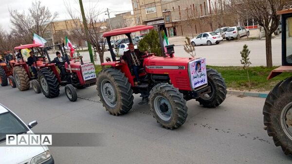 رژه تراکتورسواران کبودراهنگ در حمایت از نیرو‌های مسلح