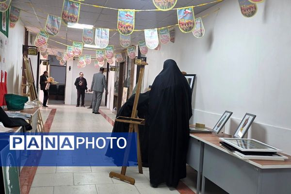 آماده‌سازی آثار هنرجویان در نمایشگاه دهه فجر رباط‌کریم
