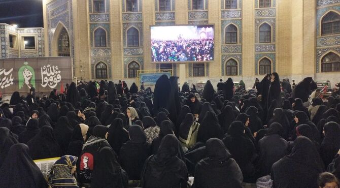 جمعیت میلیونی عزادار تشییع رهبر شهید با پرچم‌های سرخ و مشت‌های گره کرده