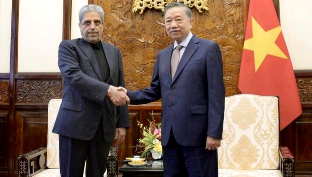 تسلیم اصل استوارنامه سفیر جمهوری اسلامی ایران به رئیس‌جمهوری ویتنام