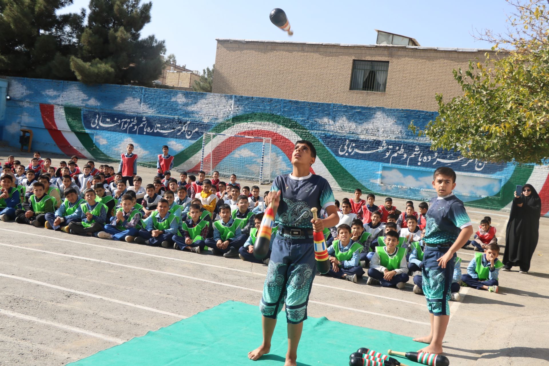 ‌دشمن دنبال شکار هویت ملی نسل جوان ماست/ نیمکت مدارس، مهمترین سنگر برای دفاع از هویت ملی‌