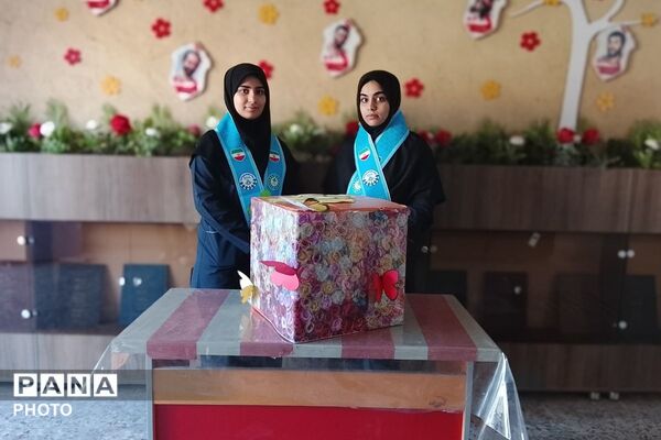 از نیمکت های مدرسه تا سفره های مهربانی،شاهد مرضیه میزبان جشن عاطفه ها
