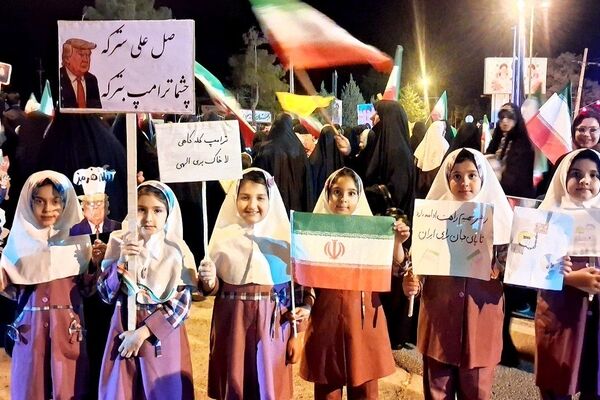 پیشگامان نمایش شور میهن دوستی در تجمعات شبانه 