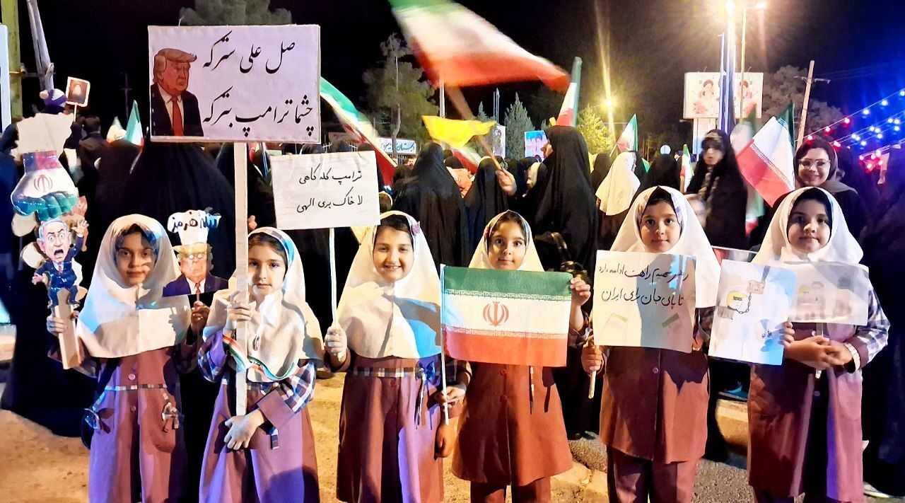 پیشگامان نمایش شور میهن دوستی در تجمعات شبانه 