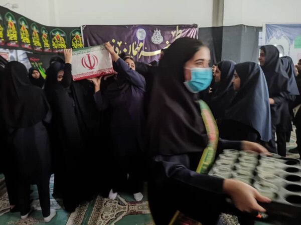 استقبال پرشور از شهید گمنام در هنرستان زهرای مرضیه بندرعباس