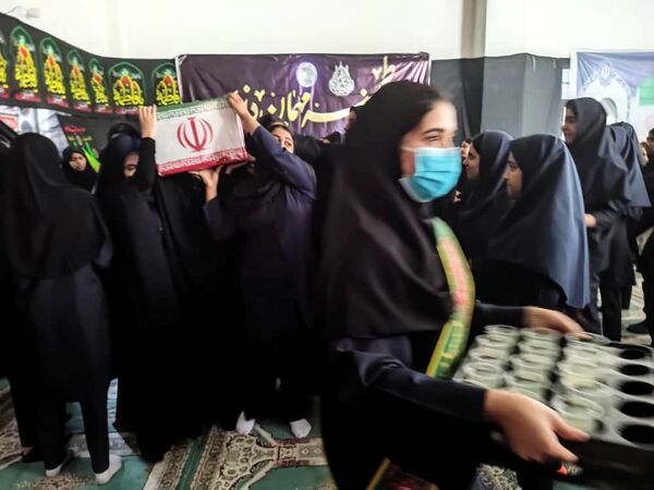 استقبال پرشور از شهید گمنام در هنرستان زهرای مرضیه بندرعباس