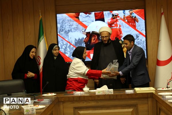 افتتاح خانه هنرمندان جمعیت هلال احمر همدان با هدف جذب هنرمندان شاخص