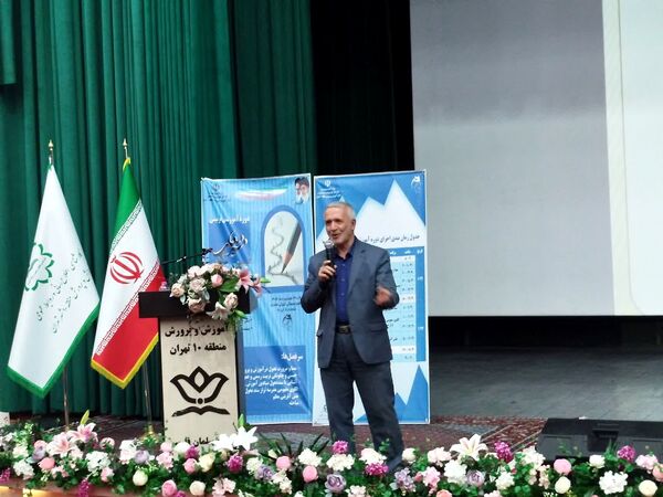 برگزاری دوره آموزشی تربیتی جهت توانمند سازی معلمان مدارس منطقه ۱۰