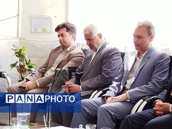 بازدید معاون پرورشی و تربیت بدنی آموزش و پرورش کاشمر از دبیرستان امام حسین (ع) 