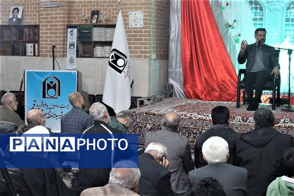 استقبال نوجوانان از غرفه‌های یادواره شهدای مسجد جامع قم