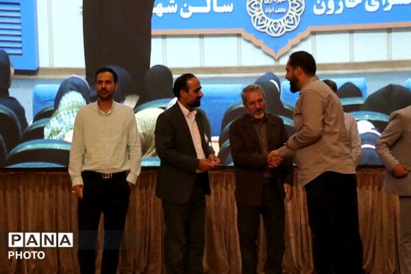 تجلیل از دانش آموزان برتر مسابقات قرآن و عترت و نماز در نجف آباد