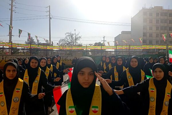 نمایشگاه بسته «ایرانمون» در دبیرستان نرجس یک