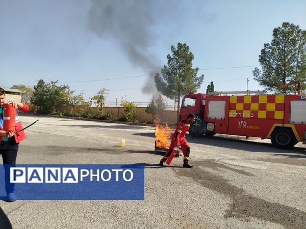 مانور آتش نشانی به مناسبت هفته پدافند غیر عامل در دانشگاه پیام نور کاشمر