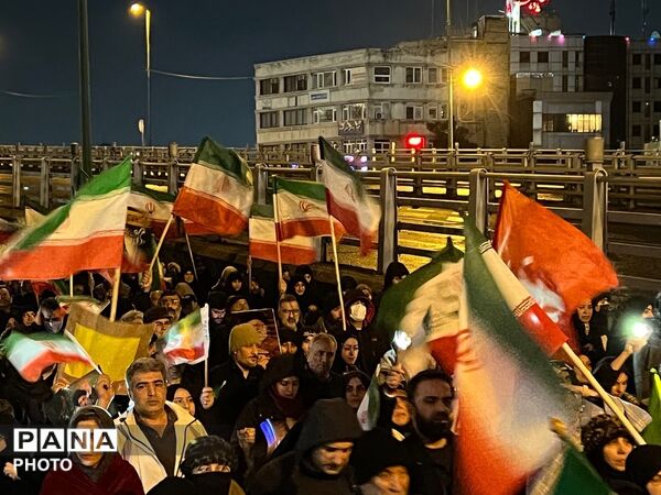 مردم کرج بعد از آغاز سال نو باسیلی از جمعیت حضور‌خود را نشان دادند 