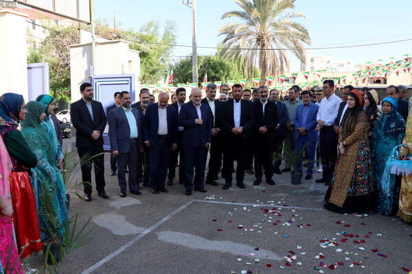 نواختن زنگ آغاز سال تحصیلی در دبیرستان شهیده سهام خیام  شاهد بوشهر