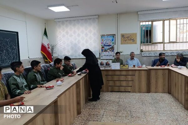 آیین تجلیل از دانش‌آموزان برتر مسابقات قرآن، عترت و نماز دبستان شهید رجایی شهرستان قدس