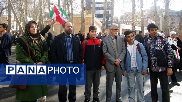  آغاز دهه‌فجر در مصلی کرج